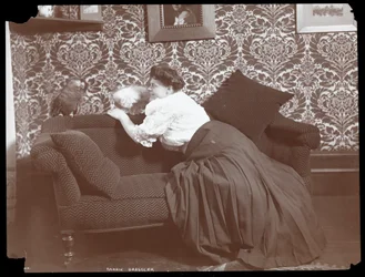 犬とオウムと一緒に家にいるマリードレスラー、1905年（シルバーゼラチンプリント）